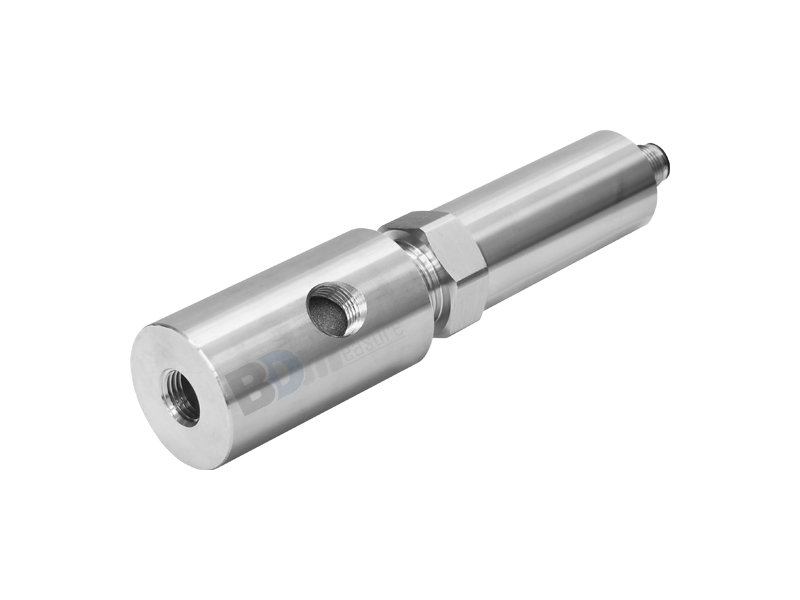 dew-point-transmitter-sensor -accessories-sampling-cell-pt-one-half-inch-connected-to-dew-point-transmitter-turn-45-degrees-horizontal-angle